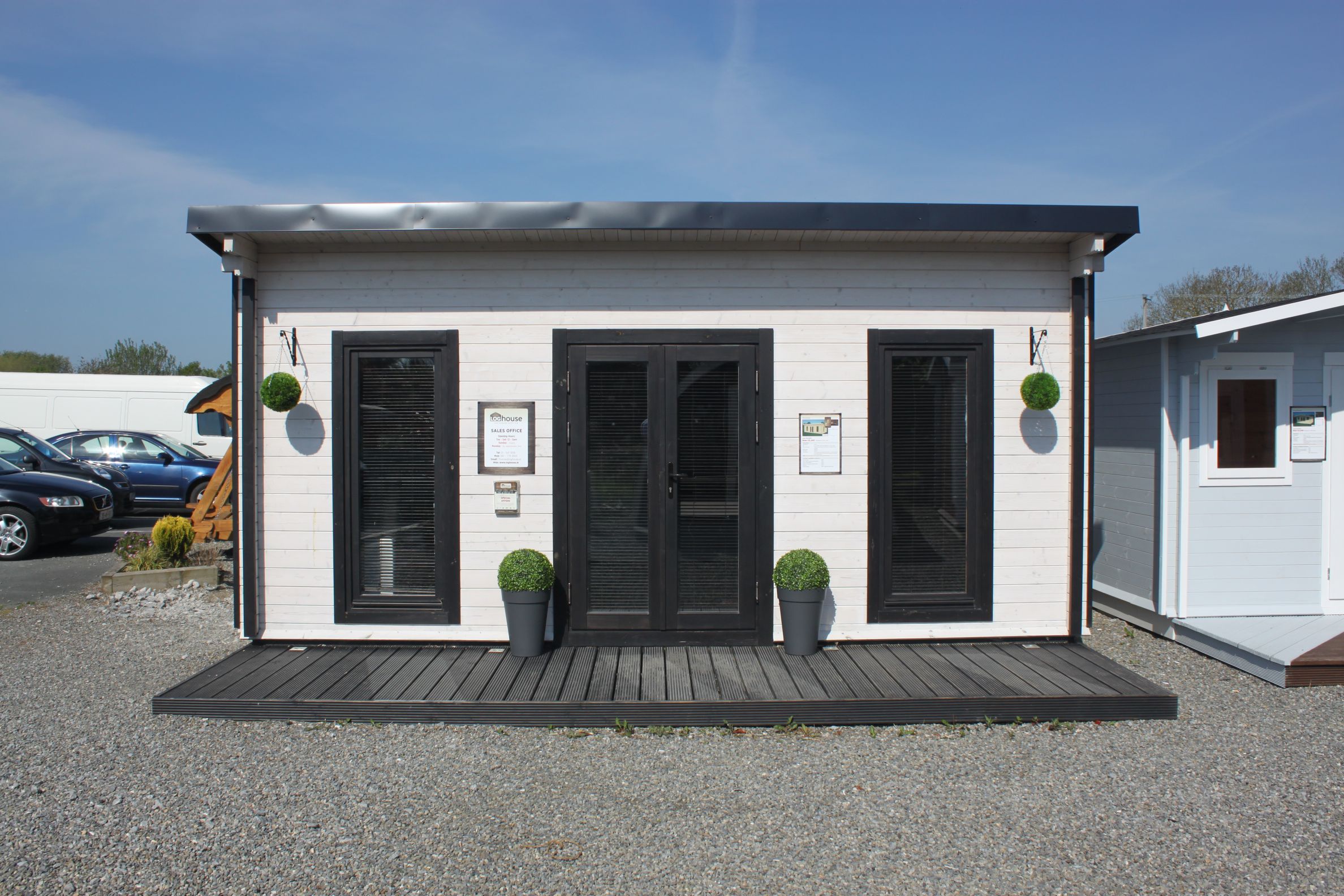 Loghouse.ie log cabin. Top quality log house products.