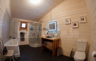 Four Bed Log Cabin Bathroom